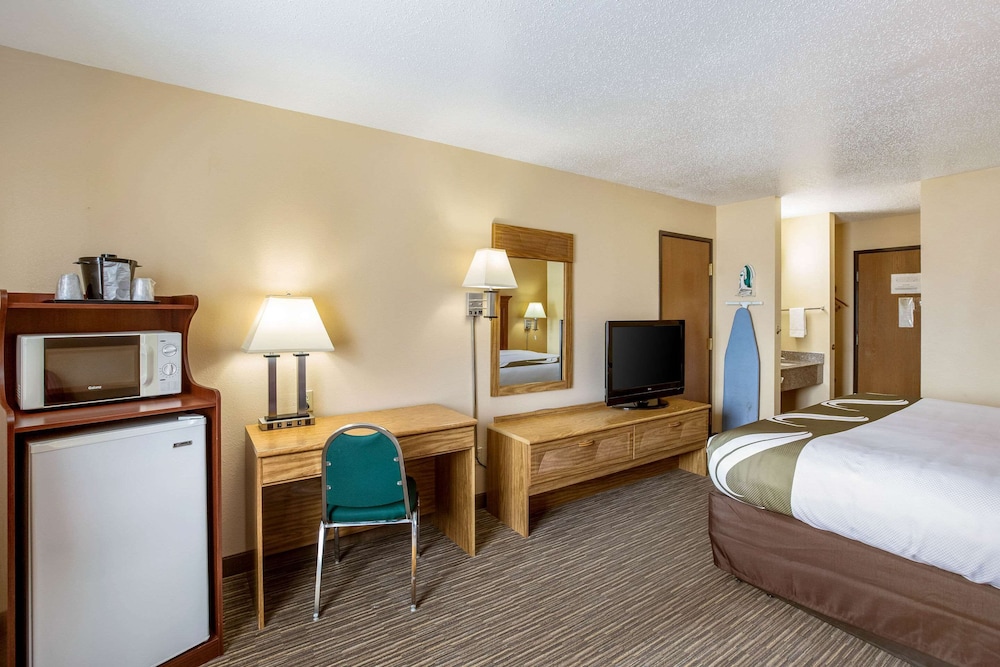 Standard, King Bed, Quality Inn Storm Lake 2/3