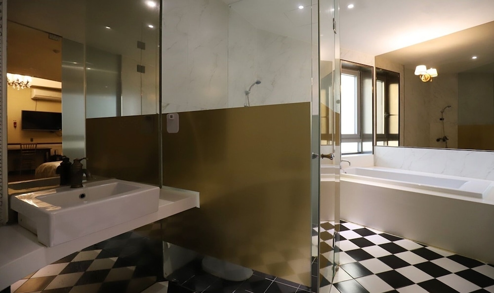 648 Hotel 56/57