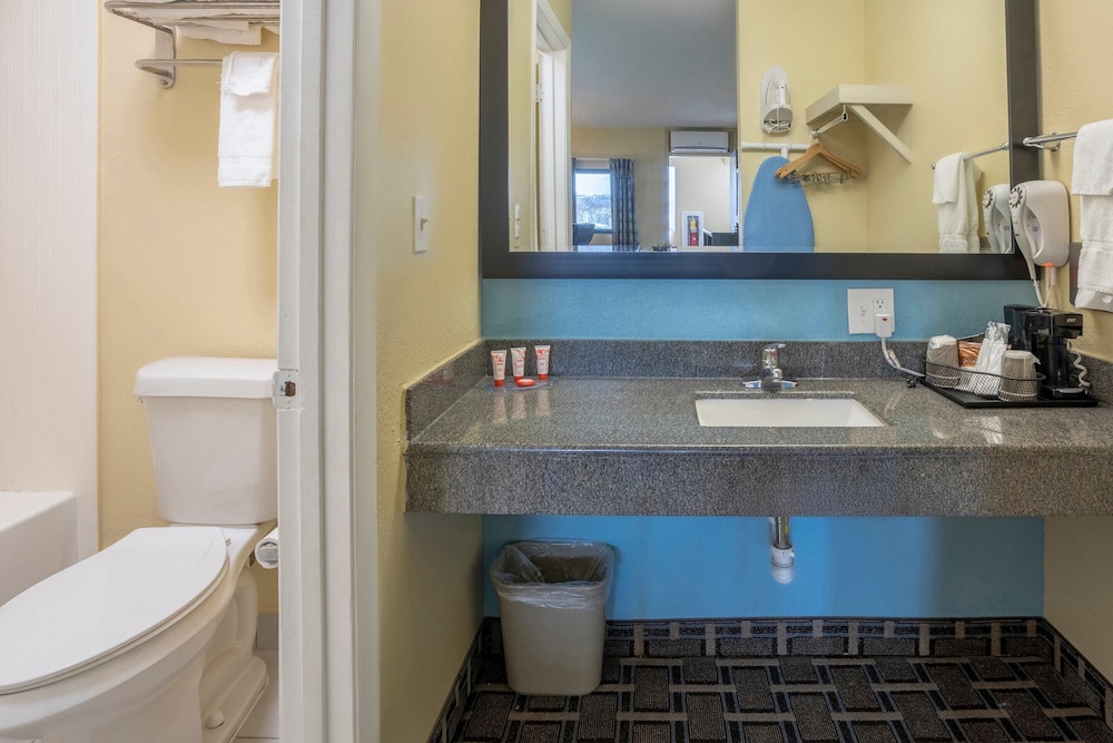 OYO Hotel Knoxville TN Cedar Bluff I-40 17/21