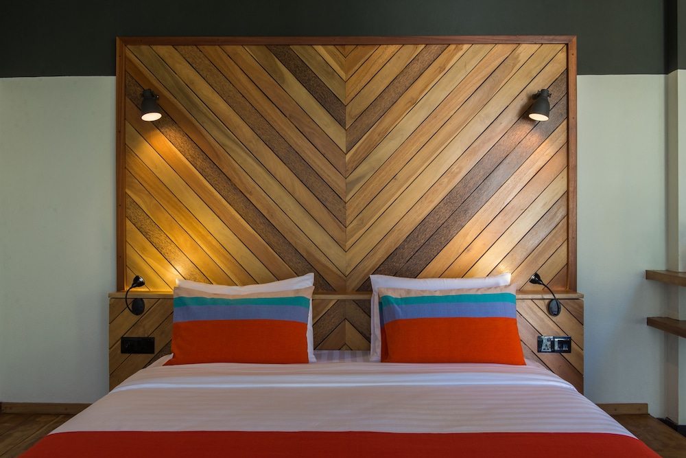 ROOM, PARTIAL OCEAN VIEW
