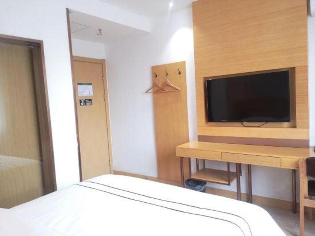 GreenTree Inn Express Shanghai Baoshan District Youyi Road Metro Station 24/46