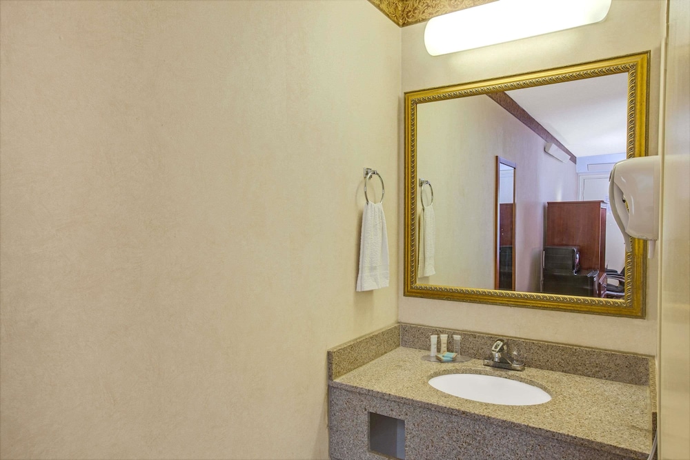 Travelodge by Wyndham Parsippany 10/25