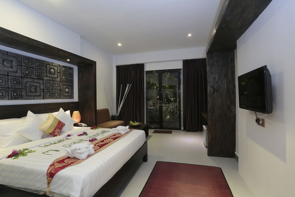 DELUXE, FAMILY, POOL ACCESS