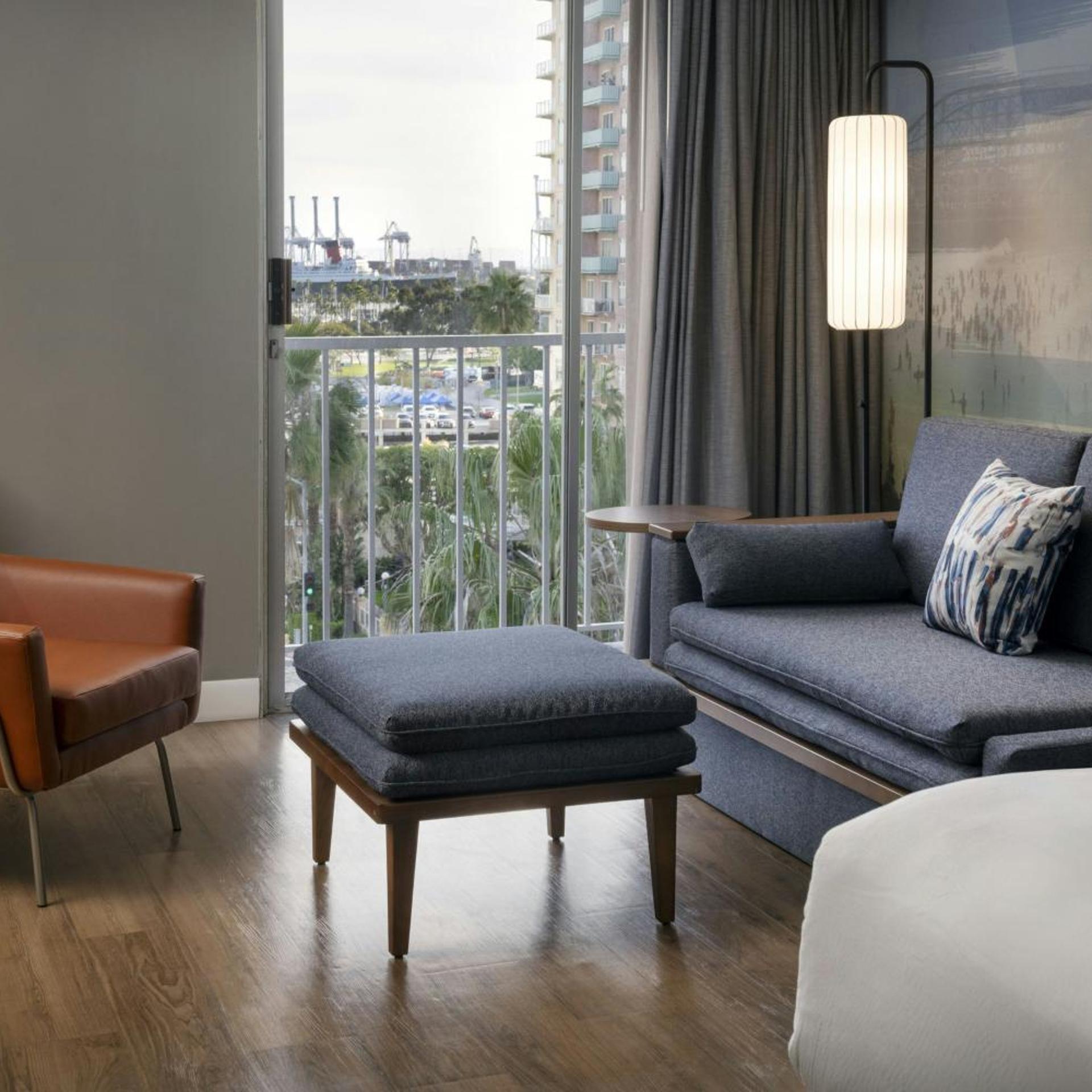 غرفة ديلوكس بسرير كينج بإطلالة على المرفأ مع أريكة، Courtyard Long Beach Downtown 5/10