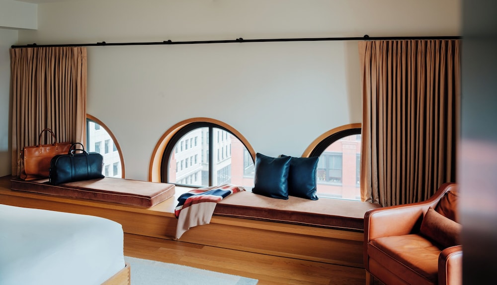 SUITE, KING BED, ATTIC