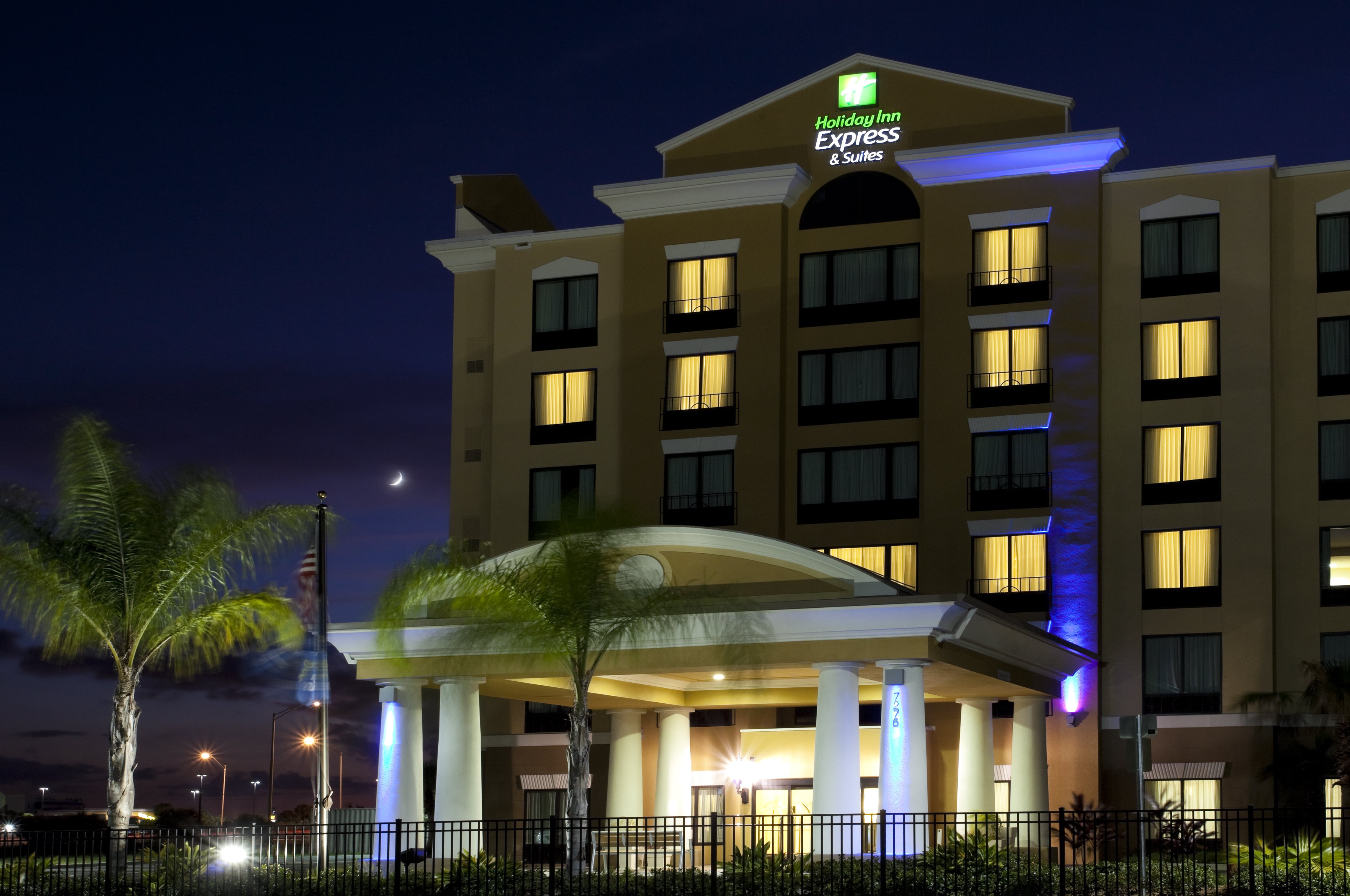 Holiday Inn Express and Suites Orlando - International Drive 2/79