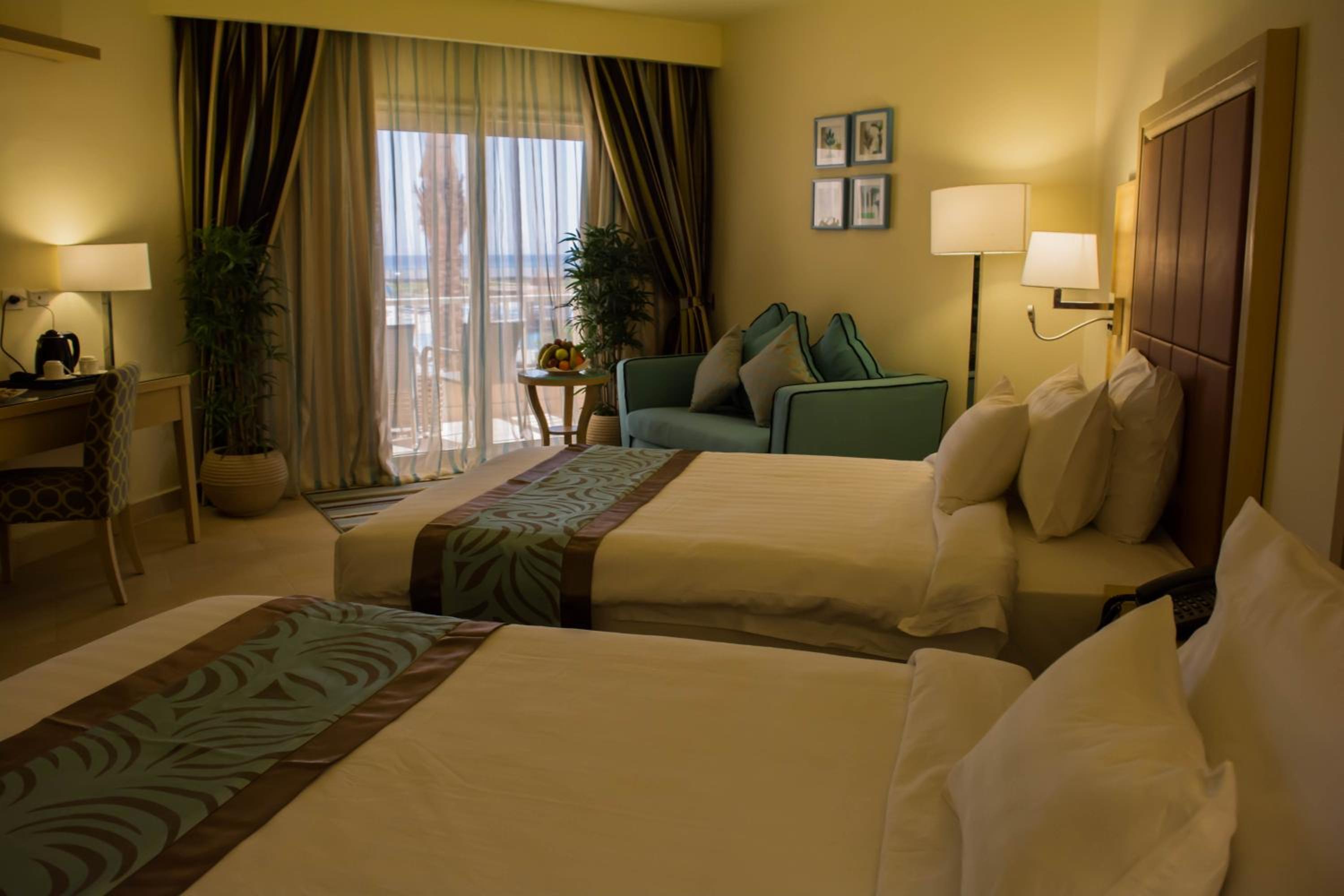غرفة بسريرين منفصلين بإطلالة على البحر، TOLIP TABA RESORT AND SPA 4/5
