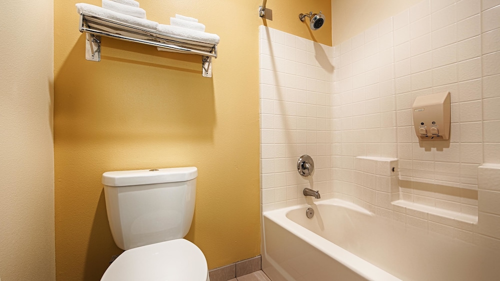 Best Western Plus Park Place Inn & Suites 16/76