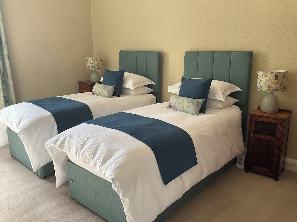Room, Twin Beds, Garden View
