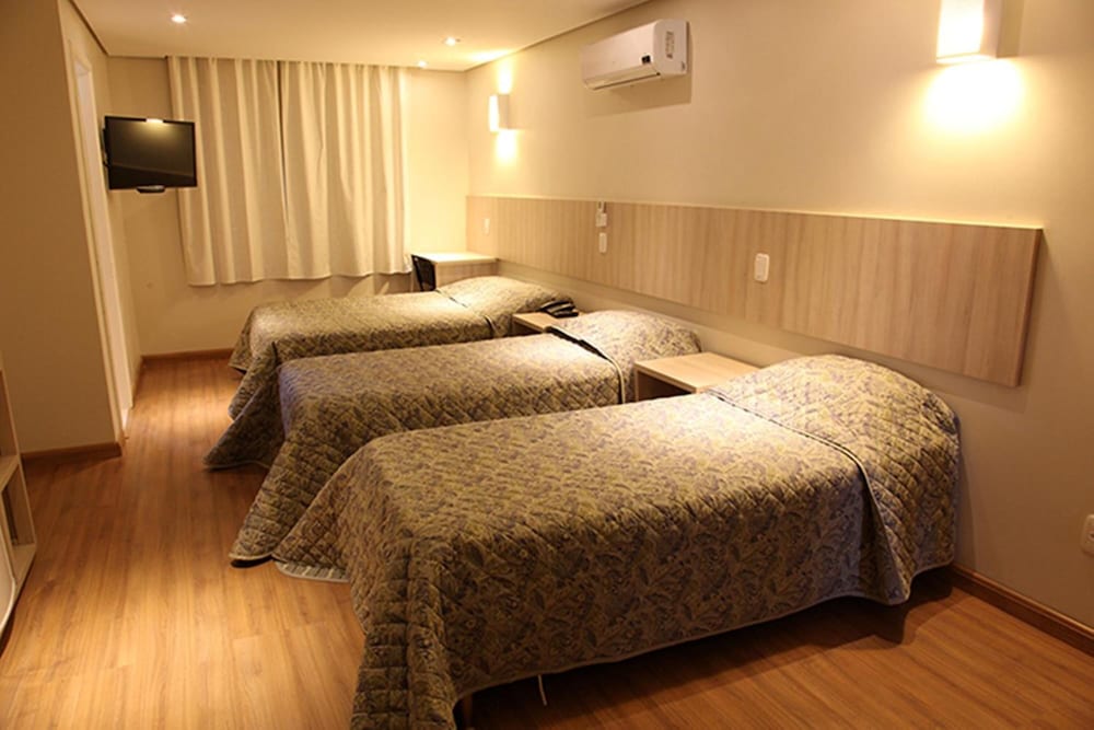 Golden Hotel 30/40