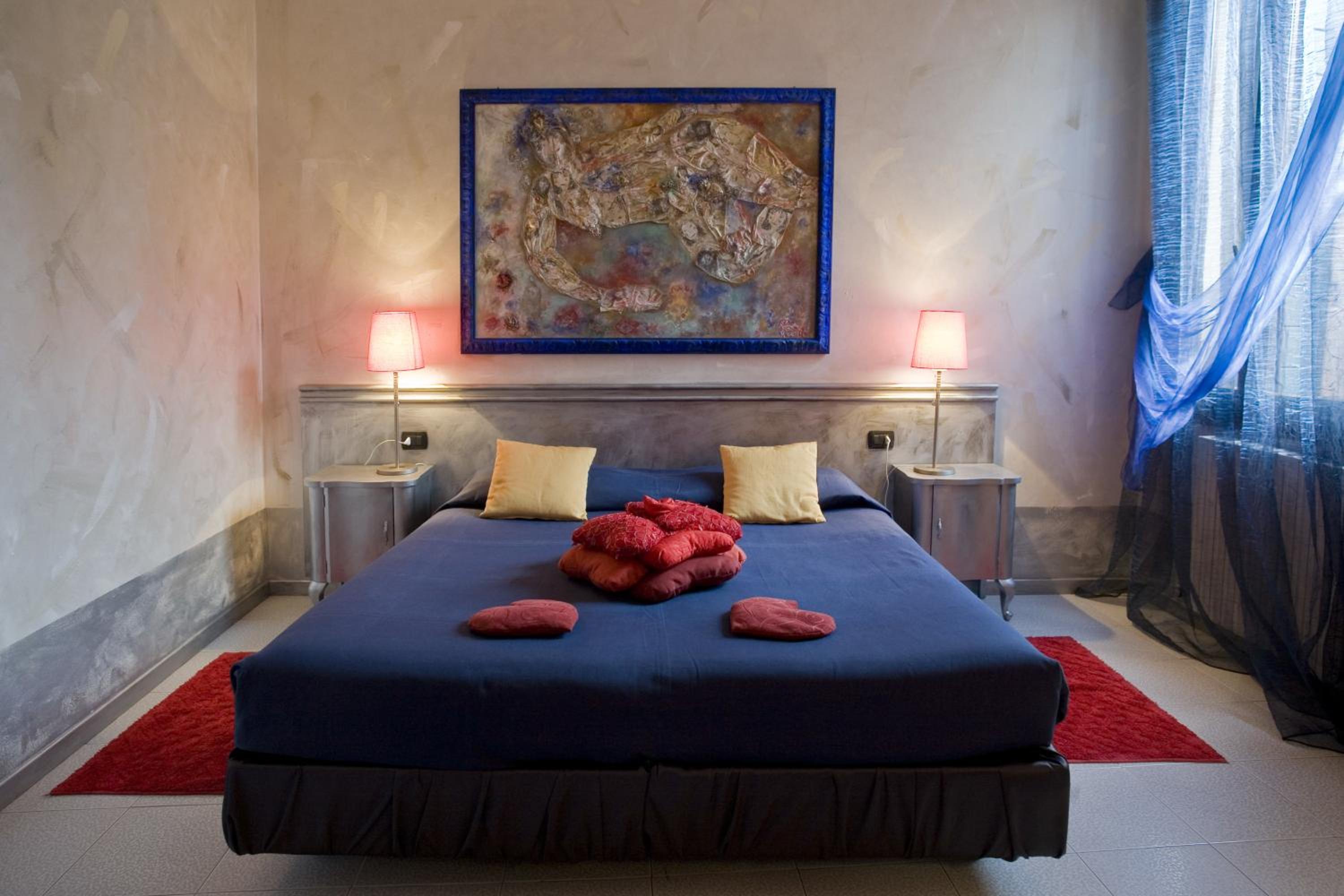 ROOM, DOUBLE BED
