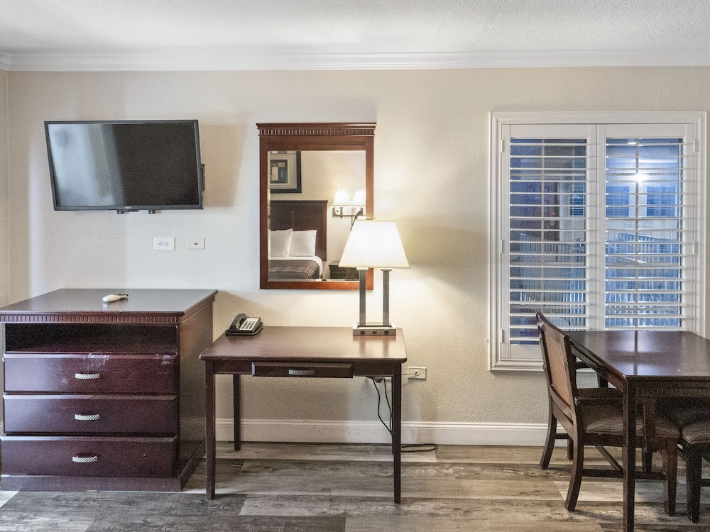 Dream Inn Fresno 35/50
