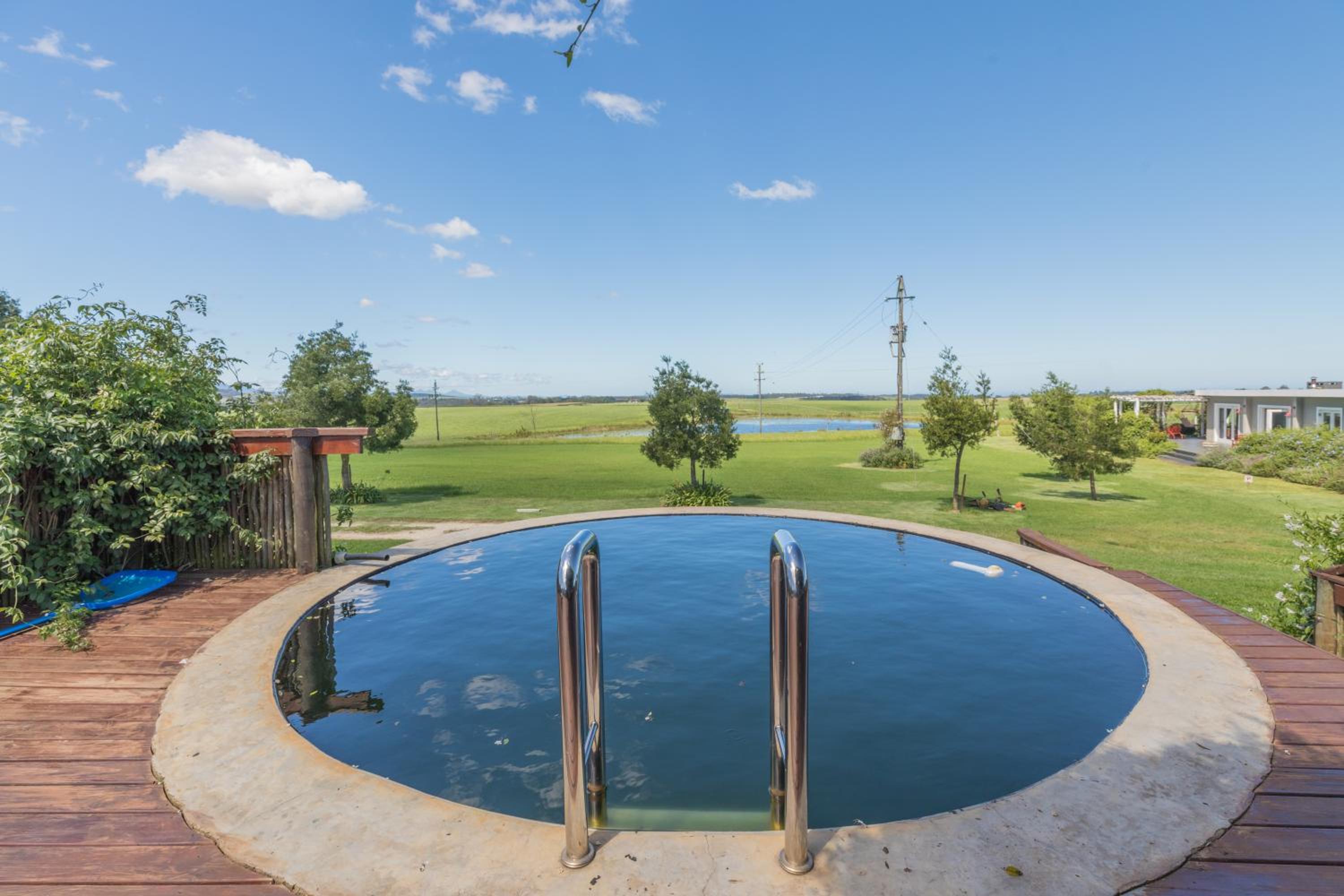 Libertas Guest Farm 32/34