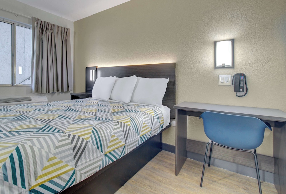 Motel6 Venice, FL 32/63