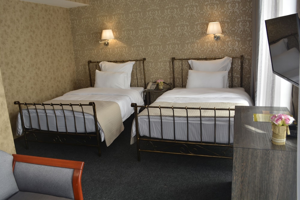 Redline Hotel 15/71