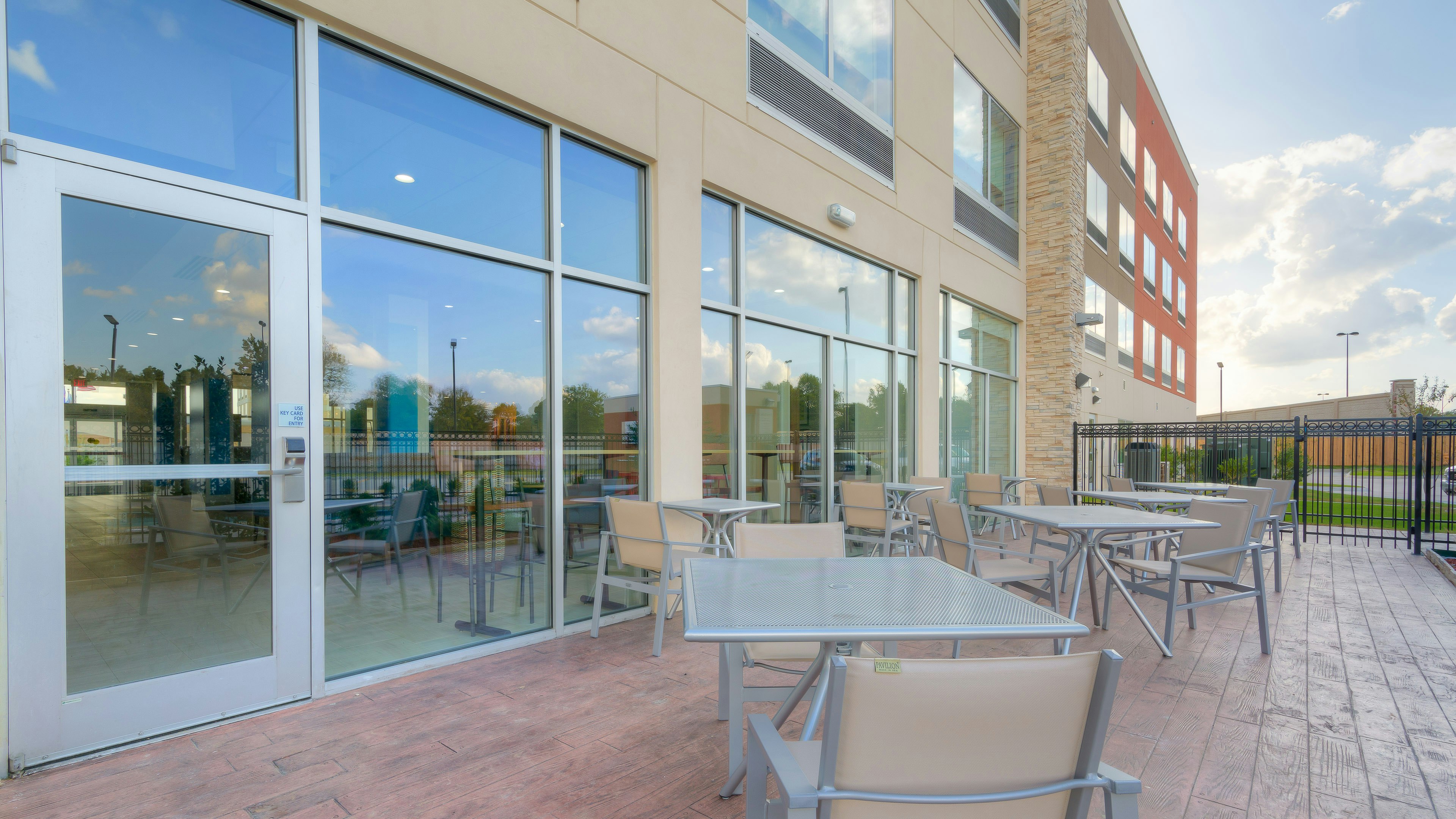 Holiday Inn Express Suites Tulsa Midtown 51/68