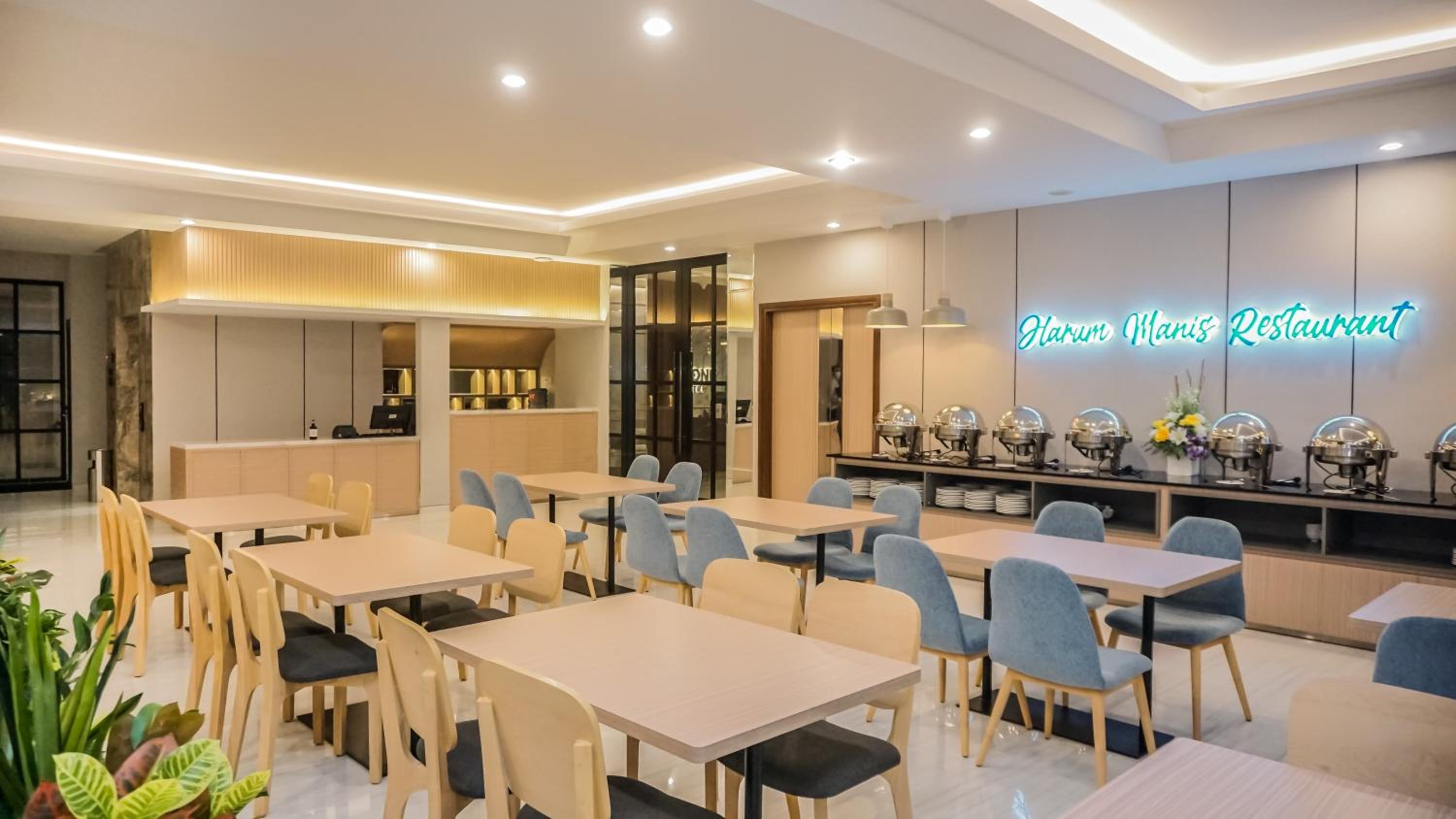 Front One King Hotel Tuban 50/68