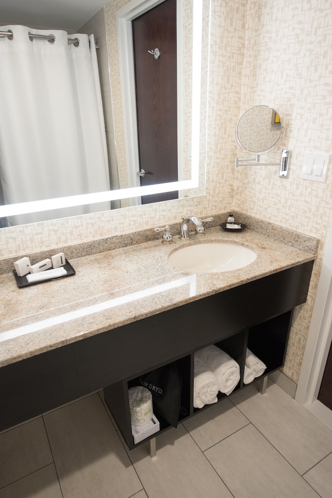 Crowne Plaza Edison 13/51