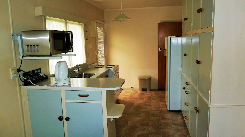 Tudor Lodge Motel 46/75