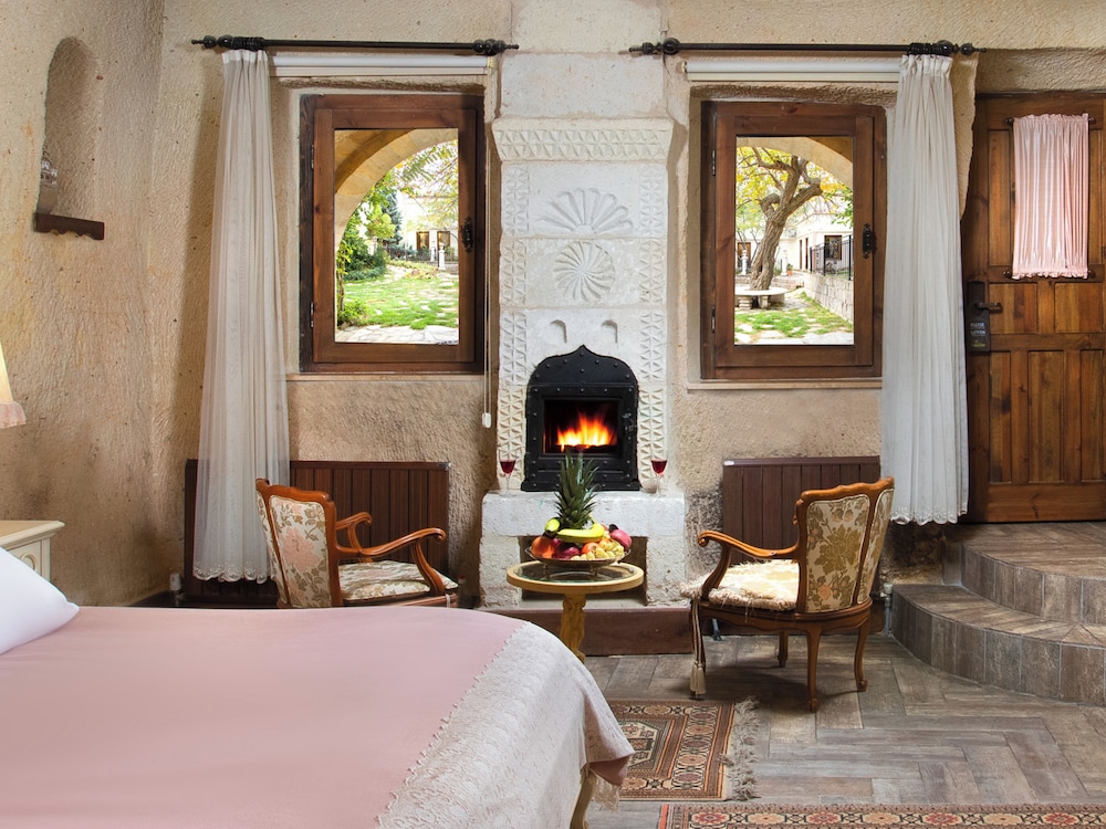 Cave, Suite, King Bed, Queen Bed