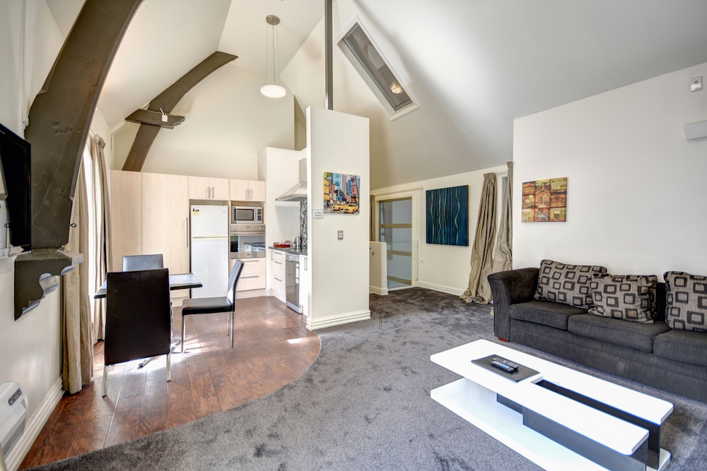 Chapel Apartments 21/23