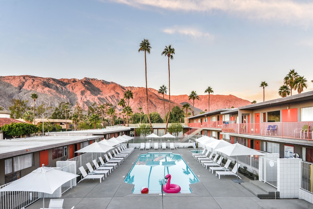Skylark Hotel 4/70