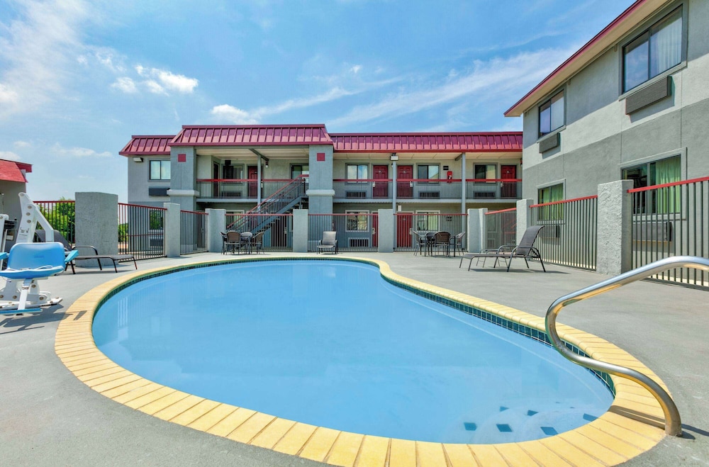 Super 8 by Wyndham New Braunfels I-35 32/36