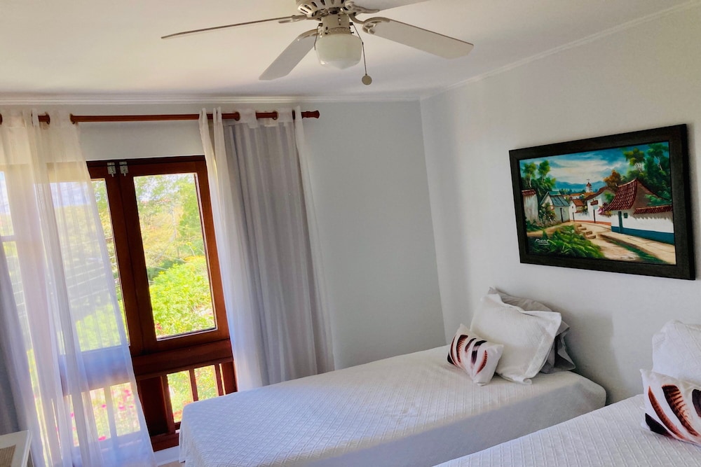 Bahia Pez Vela Resort 10/50