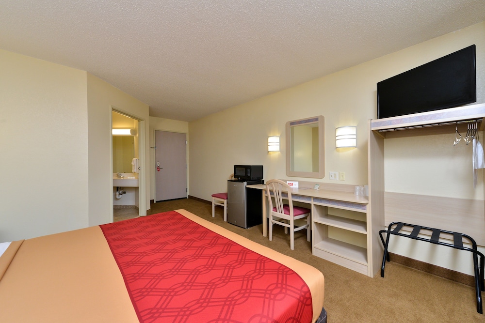 Econo Lodge Belle Fourche, SD 19/36