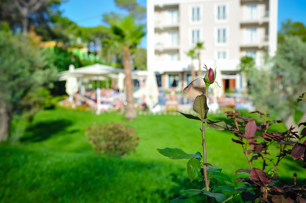 Sandy Beach Resort 68/74