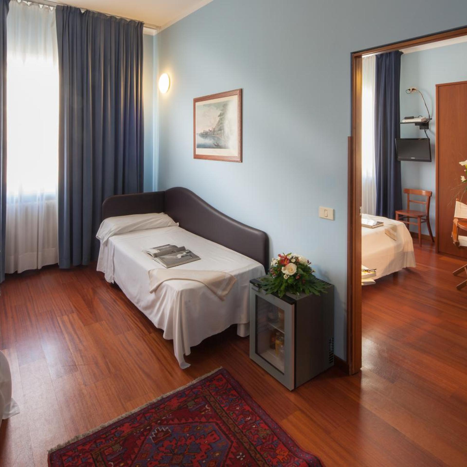 Connecting, Double and Twin Beds