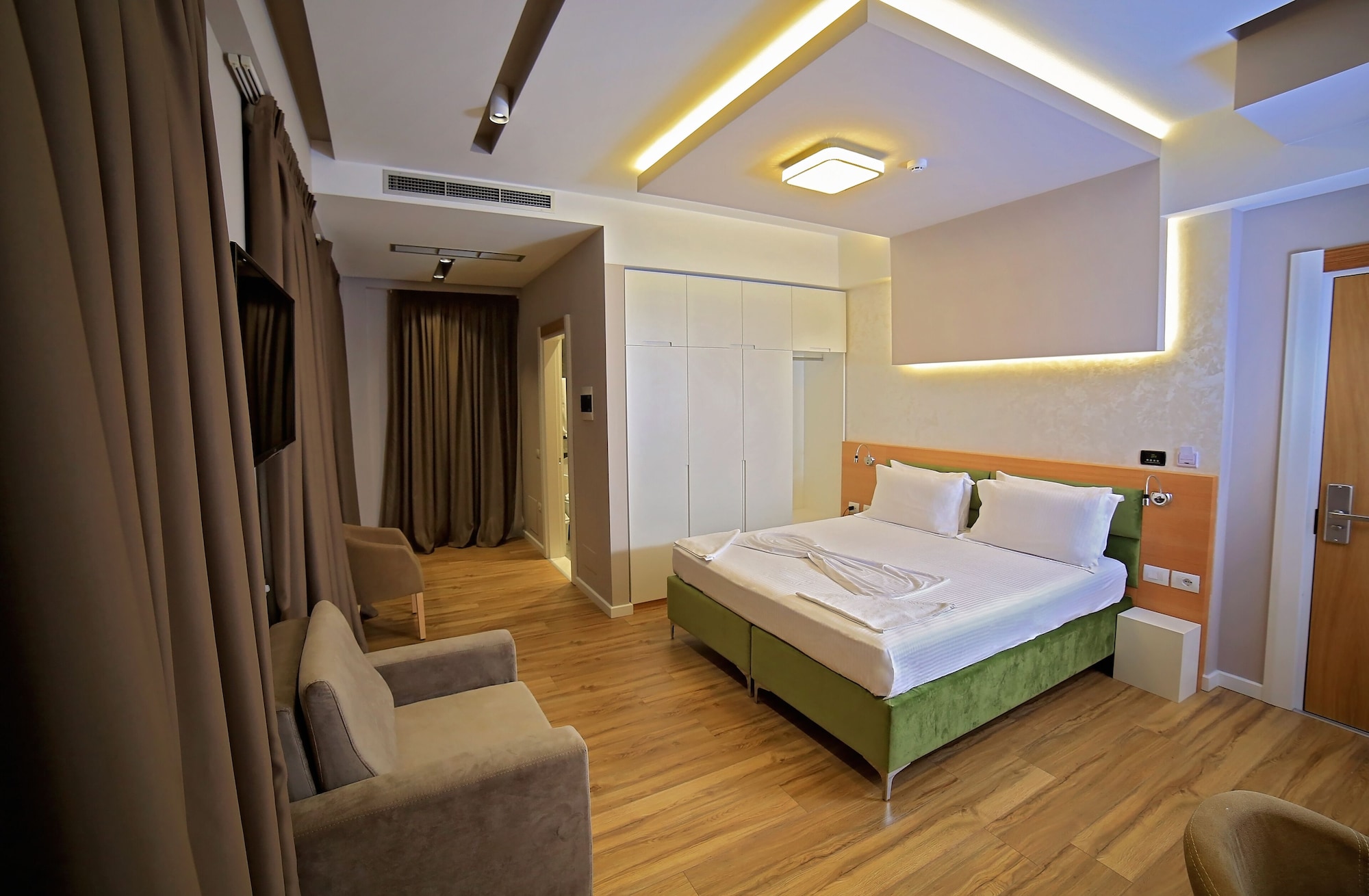 ROOM, KING BED, BALCONY