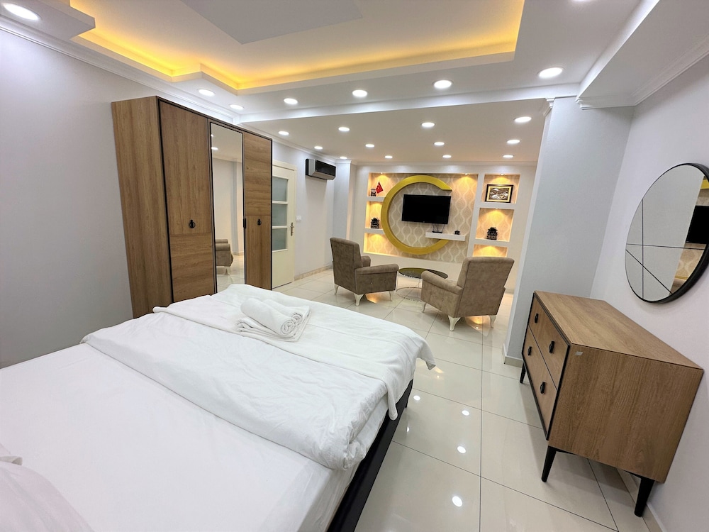 ROYAL, SUITE