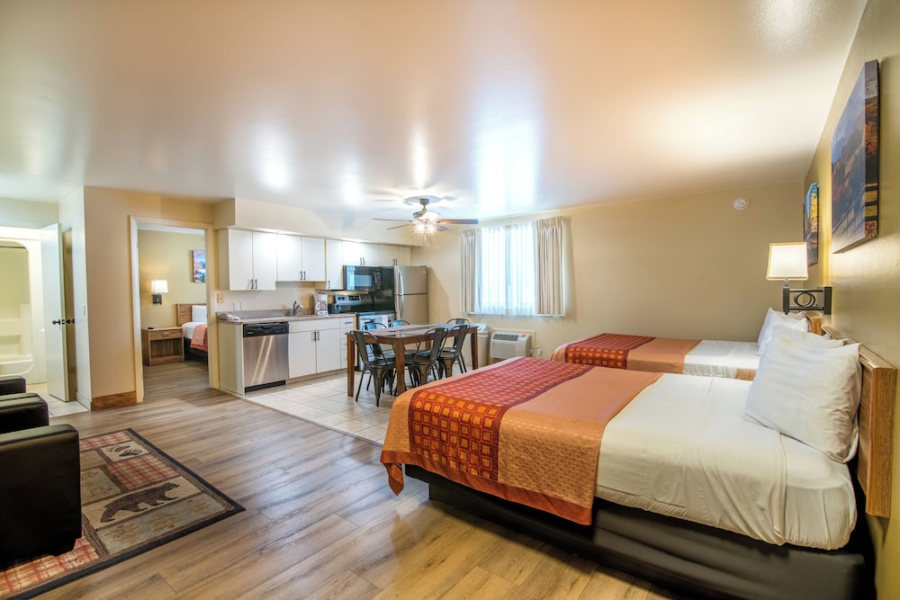 Glenwood Springs Cedar Lodge 18/48