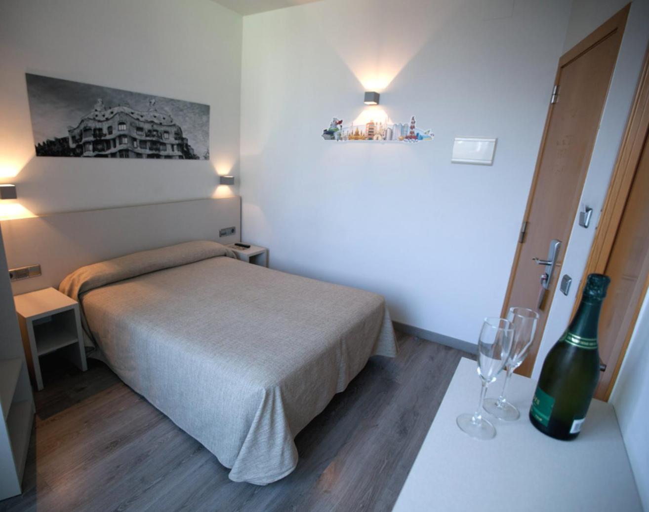 ROOM, SINGLE, DOUBLE BED