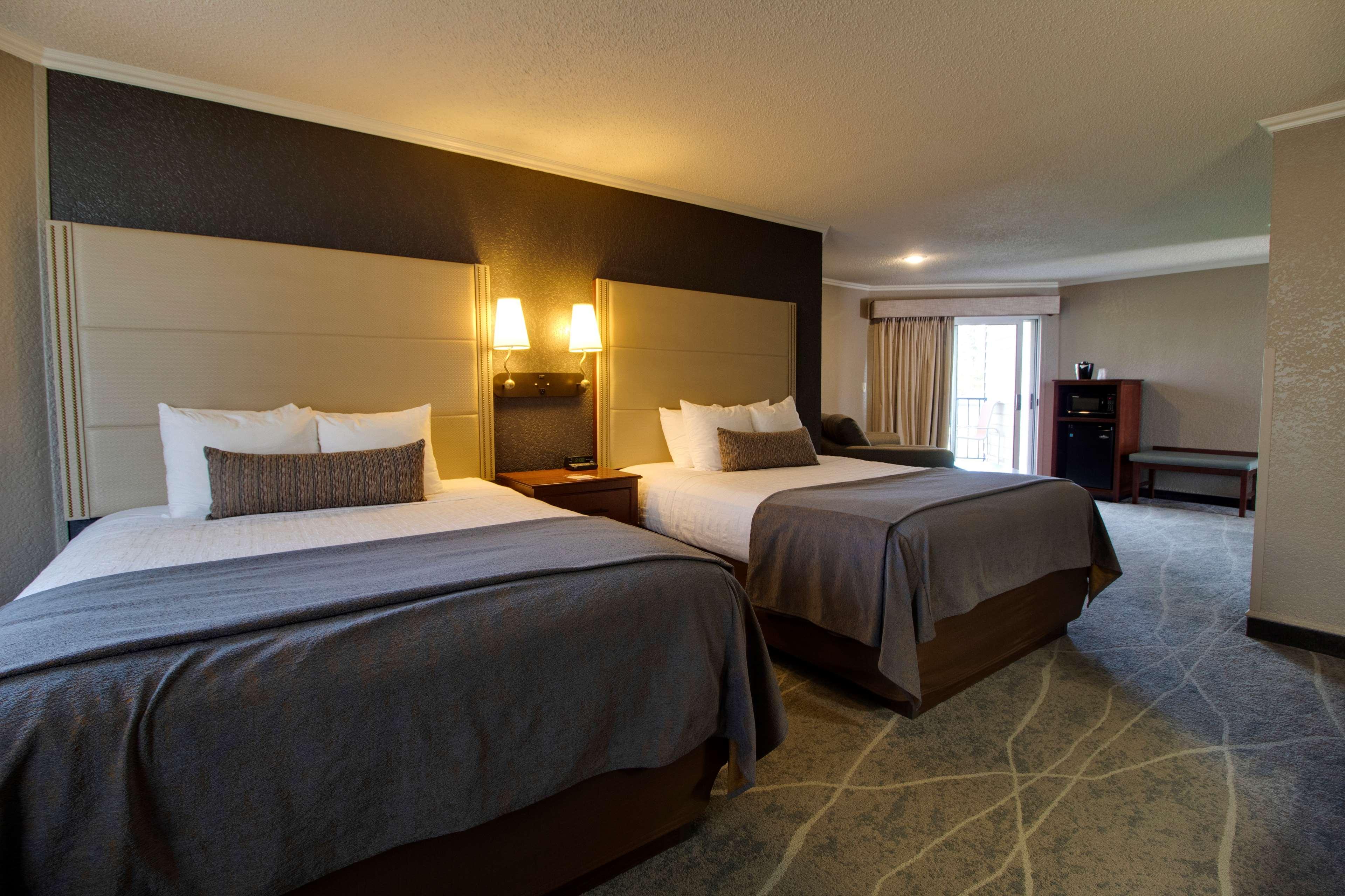 Room, 2 Queen Beds, Partial Lake View, Balcony