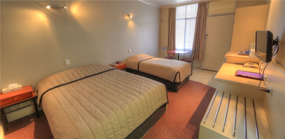 SILVER HAVEN MOTOR INN 10/41