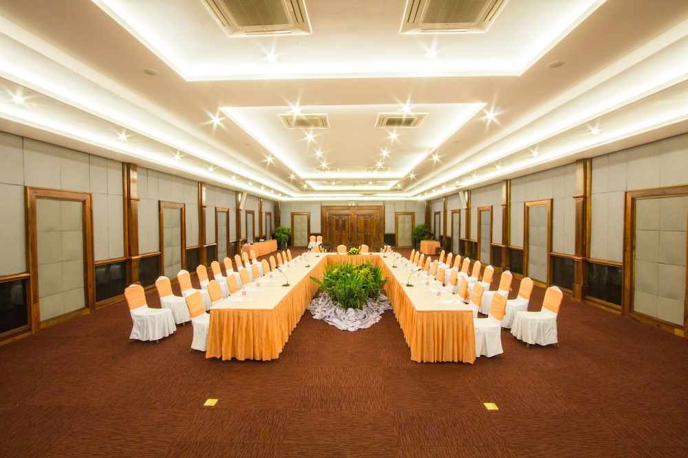 Royal Empire Hotel 32/50