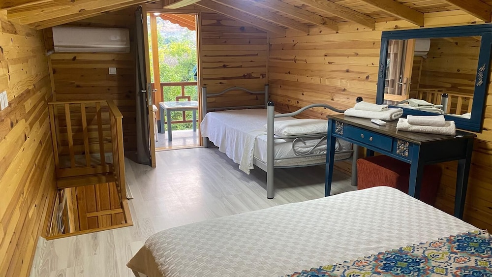 بنغل بسرير كوين وسرير فردي بشرفة مع أريكة، Turkuaz Bungalows 4/7