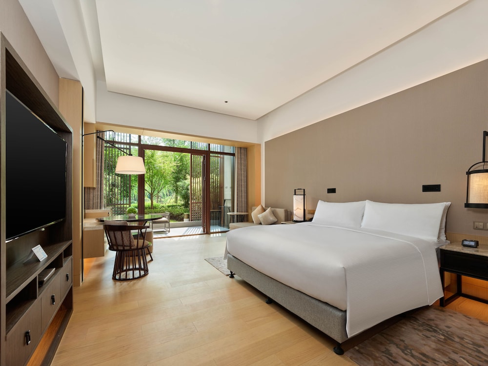 Deluxe, King Bed, Courtyard Area