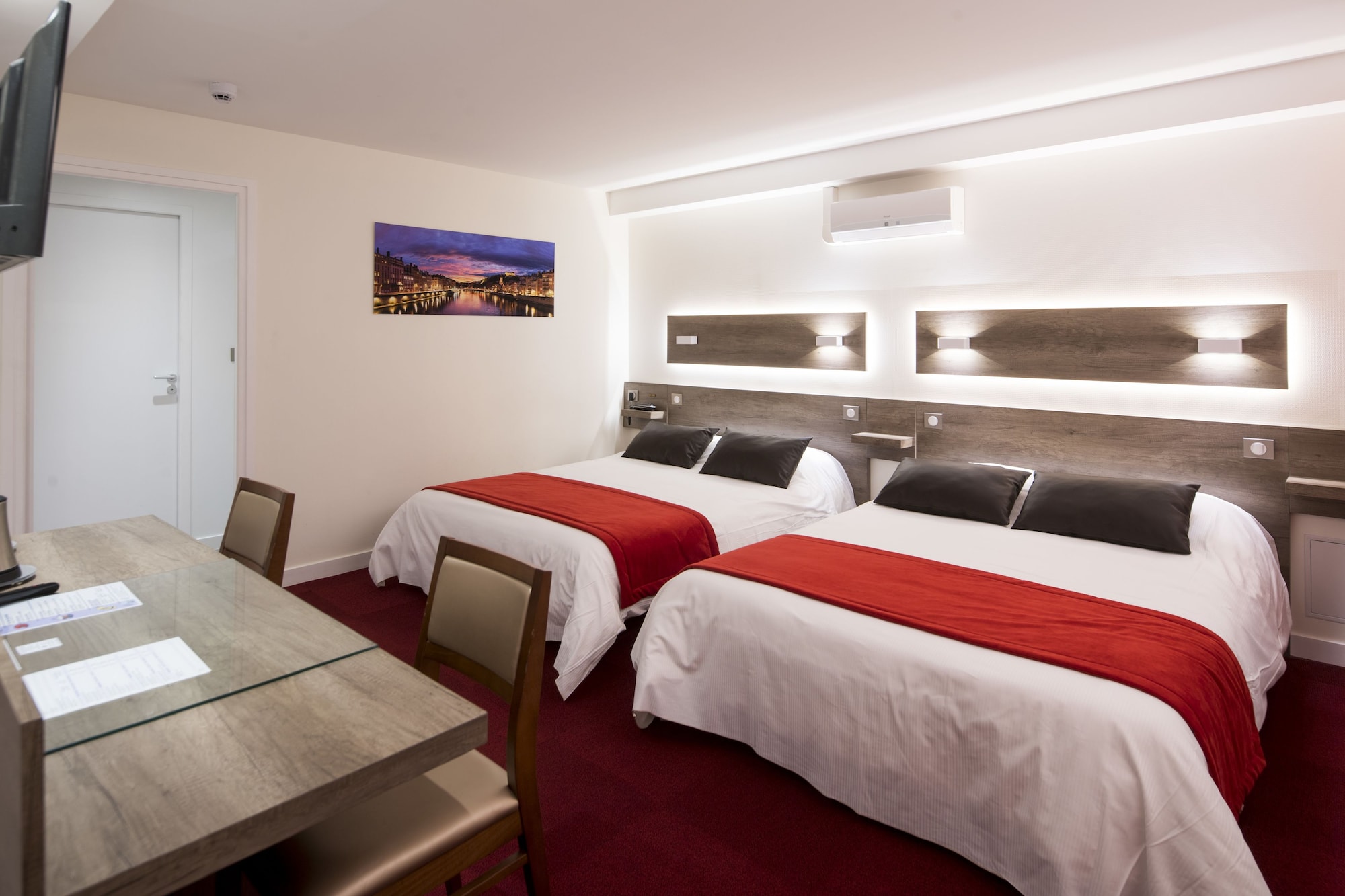 ROOM, QUADRUPLE