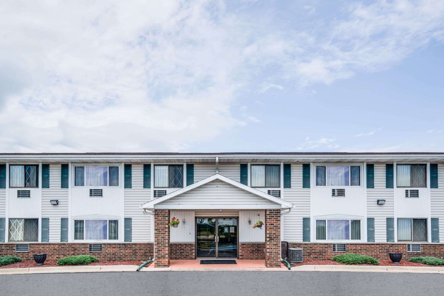 Super 8 By Wyndham Tomah Wisconsin 2/20