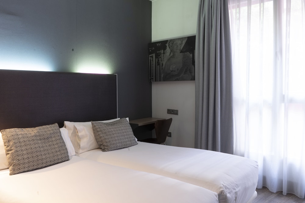 غرفة رباعية بسرير مزدوج وسرير بطابقين، Petit Palace Plaza Espana 6/10