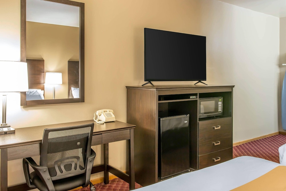 Quality Inn & Suites Houghton Downtown 42/50