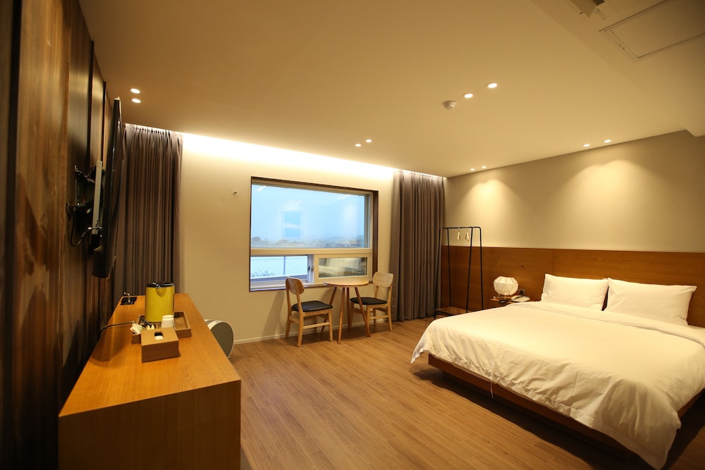 DELUXE, KING BED, CITY VIEW