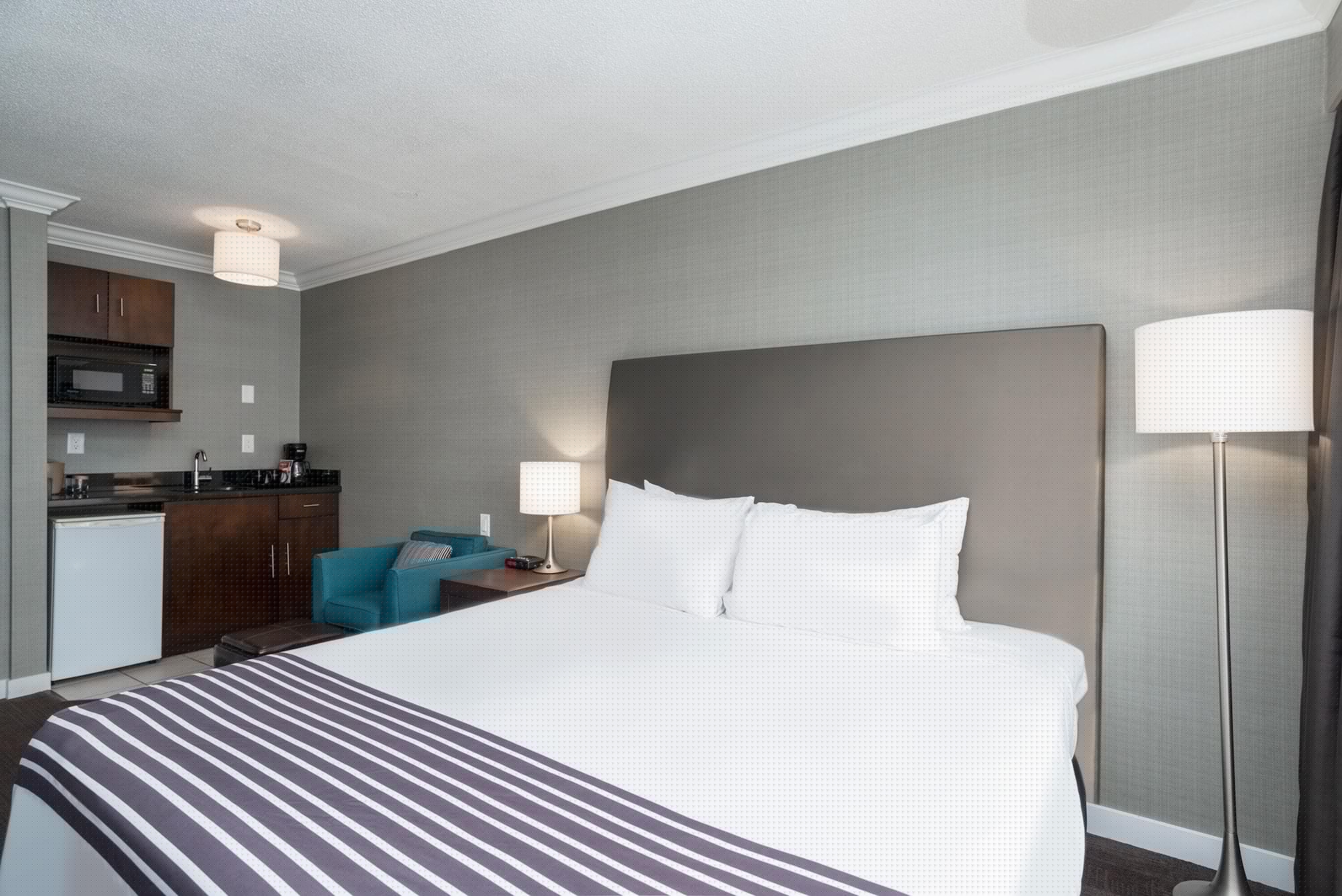Standard, King Bed, Separate Building، Sandman Hotel Revelstoke 2/4
