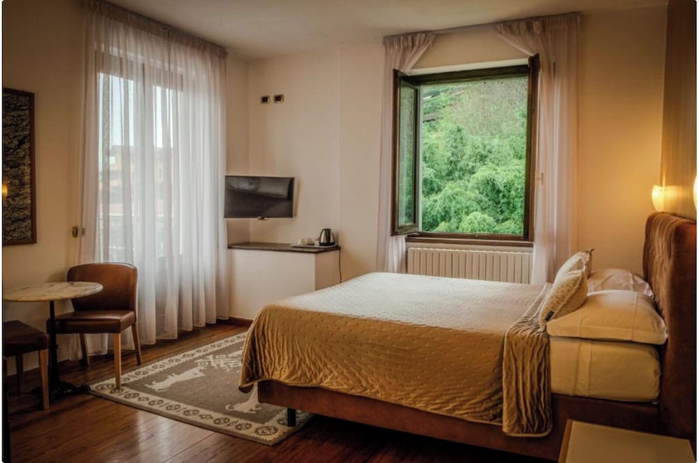Premium, Double Bed, Partial Lake View, Balcony