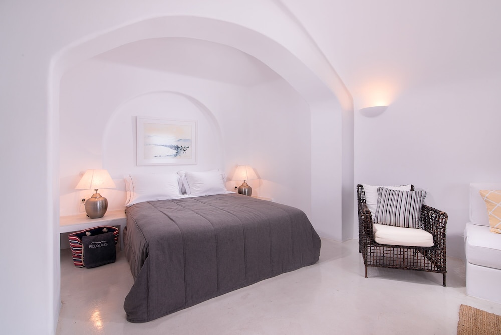 Pezoules of Oia 5/59