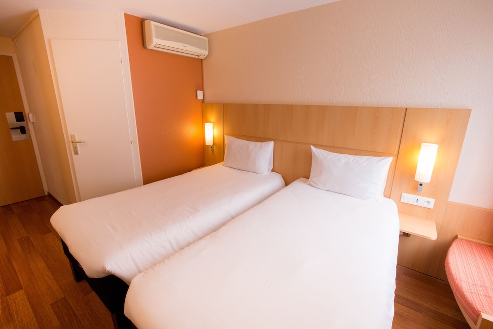 IBIS CHERBOURG LA GLACERIE 17/77