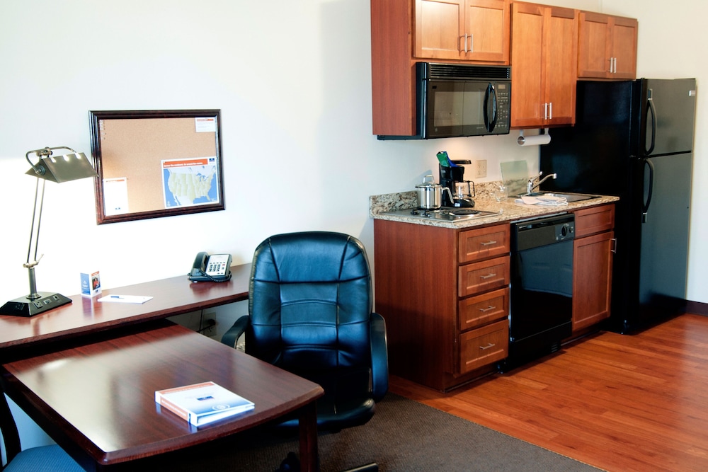 Candlewood Suites Salina 41/49